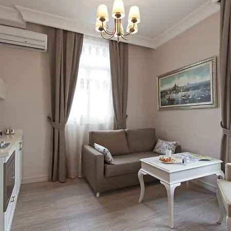 Louis Luxury Hotel *