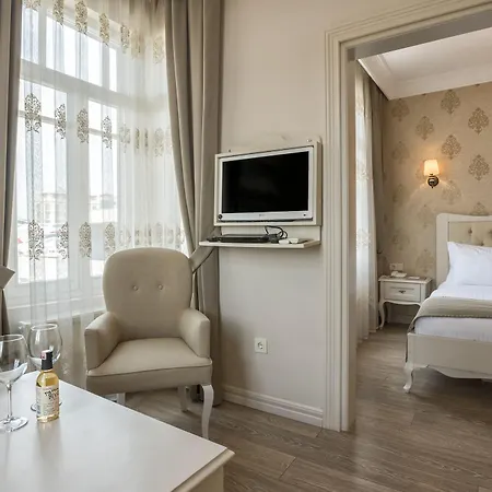 Louis Luxury Hotel *