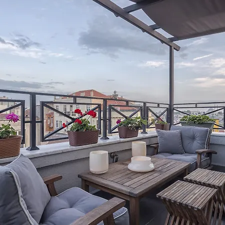 لويس لاكشري سويت جالاتا *