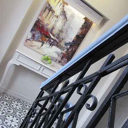 لويس لاكشري سويت جالاتا *