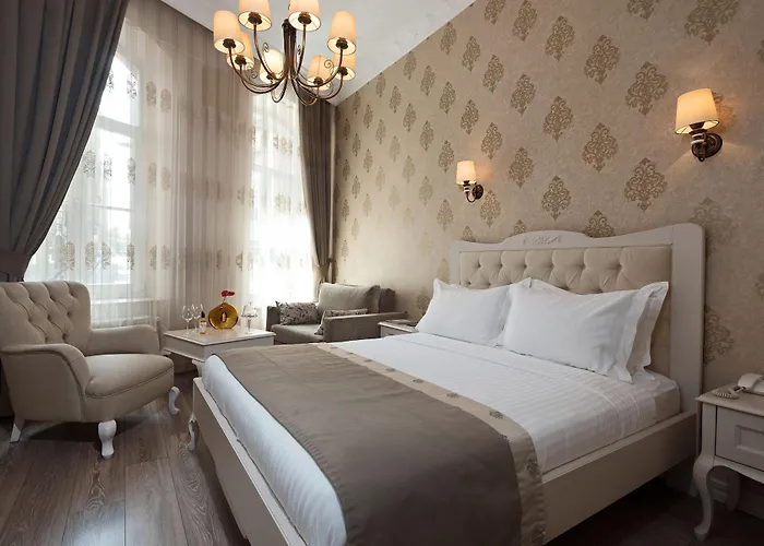 Louis Luxury Hotel *