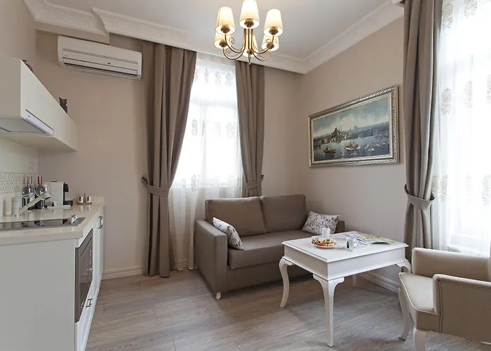 Louis Luxury Hotel *