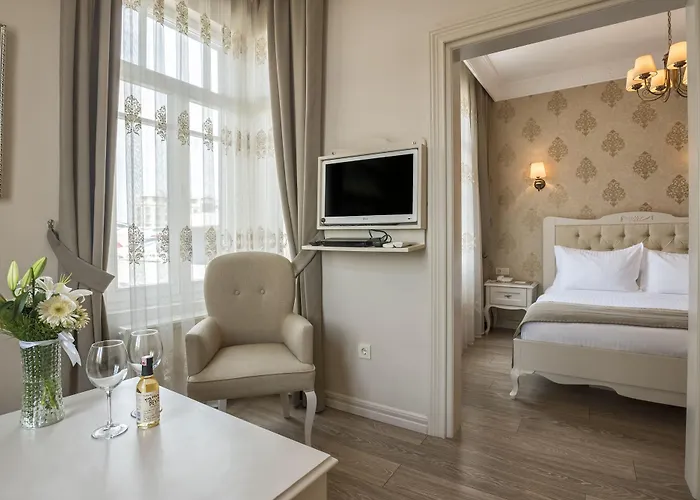 Louis Luxury Hotel *