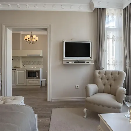 Louis Luxury Hotel *