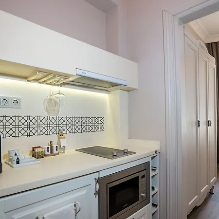 Louis Luxury Hotel *